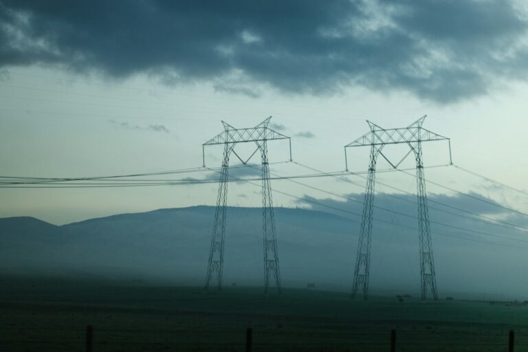 Entre regras, siglas e prazos: o dia a dia (nada simples) do backoffice de energia